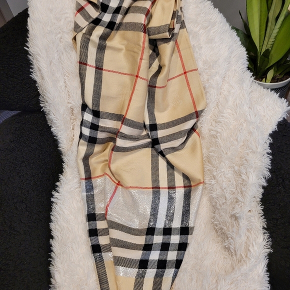 COPY brand new Burberry scarf, measures 27 x 72 - Picture 5 of 6